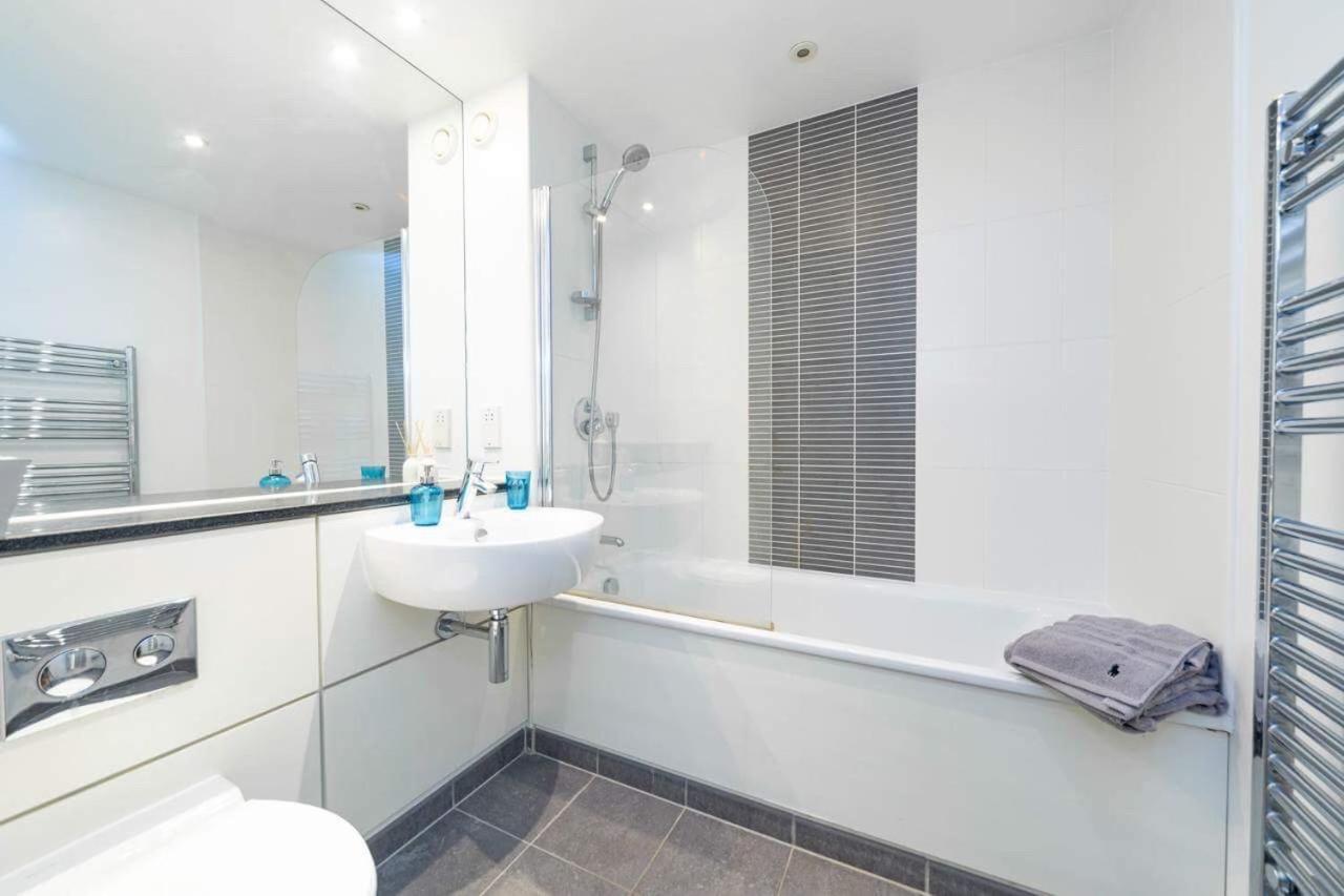 Room With Private Bathroom In A Modern Two Bedroom Two Bathroom Flat Londra Dış mekan fotoğraf