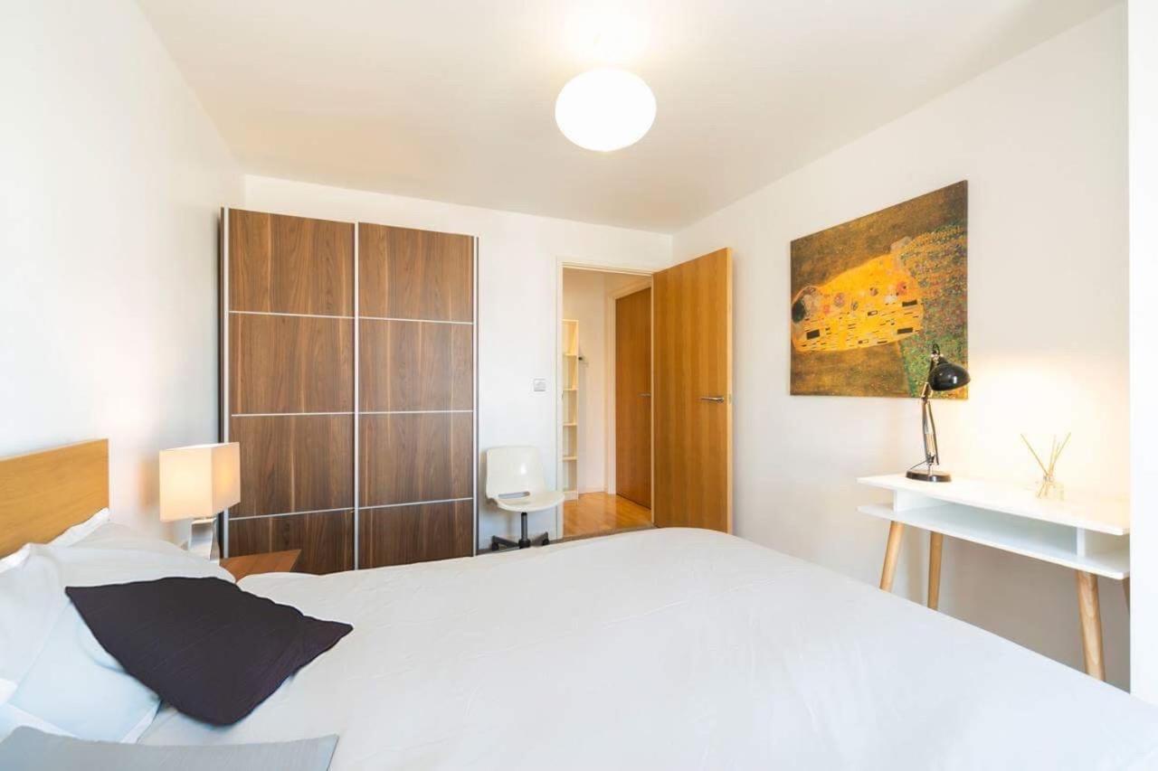 Room With Private Bathroom In A Modern Two Bedroom Two Bathroom Flat Londra Dış mekan fotoğraf