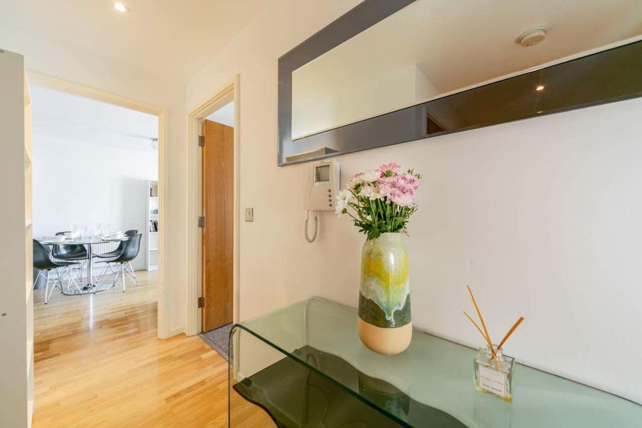 Room With Private Bathroom In A Modern Two Bedroom Two Bathroom Flat Londra Dış mekan fotoğraf
