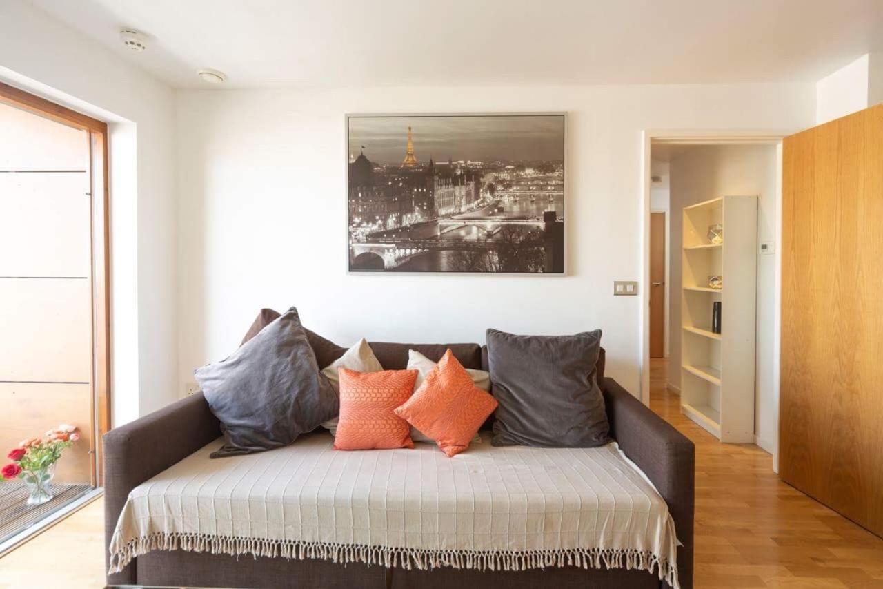 Room With Private Bathroom In A Modern Two Bedroom Two Bathroom Flat Londra Dış mekan fotoğraf